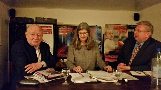 Bildunterschrift (v. l.): die Podiumsteilnehmer Wolfgang Schuster, Kristine Tromsdorf, Horst Röhrig.
