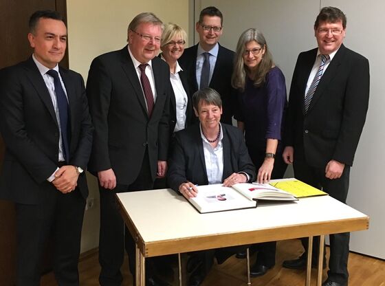 Bundesumweltministerin Barbara Hendricks beim Eintrag ins Goldene Buch der Gemeinde
